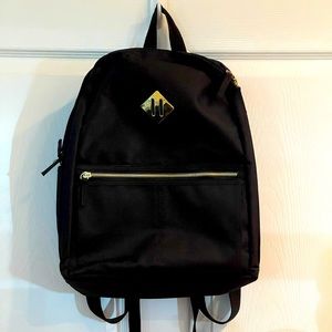 Backpack in black with lots of pockets.